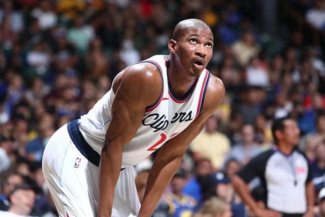 布朗尼夏联首秀9中2得到4分 湖人17号秀12中3